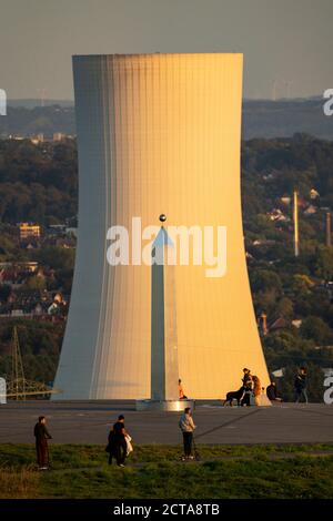 Tour de refroidissement de la centrale thermique et électrique STEAG à Herne et obélisque du cadran solaire, ambiance nocturne sur le slagheap Hoheward, le lar Banque D'Images