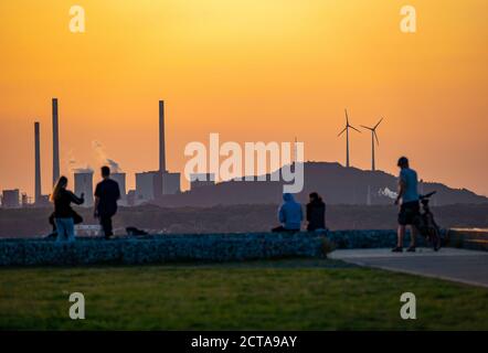 Ambiance du soir sur le tas de scories Hoheward, en arrière-plan la centrale électrique à charbon de l'UNIPER Gelsenkirchen-Scholven, le plus grand tas de scories de la Banque D'Images