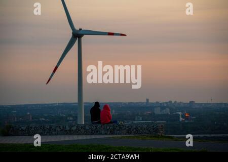 Ambiance nocturne à Halde Hoheward, le plus grand tas de scories de la région de Ruhr, centrale éolienne à Halde Hoppenbruch, horizon de la ville d'Essen, entre Banque D'Images