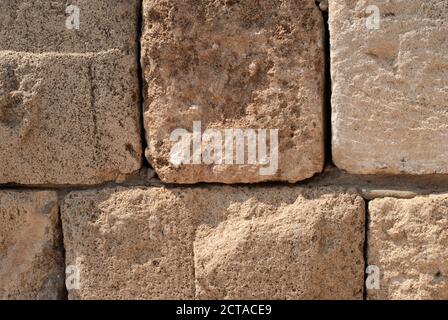 Fragment de vieux mur en pierre dans une des rues de l'ancien port de Jaffa, Israël. Banque D'Images