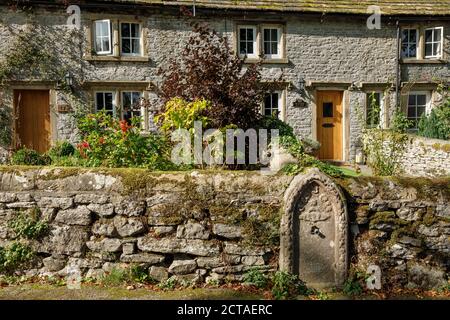 Un vieux puits dans le village de Middleton-by-Youlgrave, parc national de Peak District, Derbyshire Banque D'Images