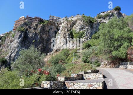 Castelmola - Scorcio del paese dal sentiero di via Cuculunazzo Banque D'Images