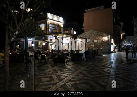 Castelmola - Bar sur la Piazza Sant'Antonio di sera Banque D'Images