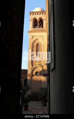 Castelmola - Campanile del Duomo all'alba Banque D'Images