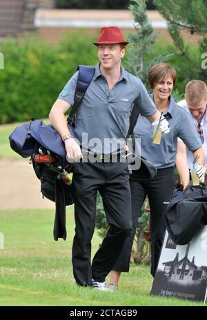 CHISWICK, LONDRES, ROYAUME-UNI : 16 JUILLET 2010. L'acteur anglais Damian Lewis participe au Golf Mini-Masters de la Charité Leuka au parcours de golf C de Dukes Meadows Banque D'Images