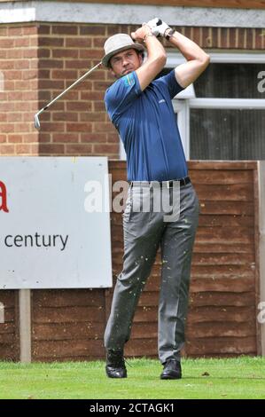 CHISWICK, LONDRES, ROYAUME-UNI : 16 JUILLET 2010. L'acteur écossais Dougrey Scott participe au Golf Mini-Masters de la Charité Leuka au parcours de golf de Dukes Meadows Banque D'Images