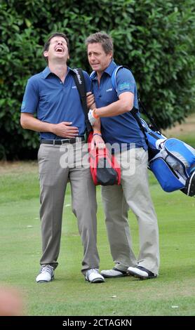 CHISWICK, LONDRES, ROYAUME-UNI : 16 JUILLET 2010. La star du tennis Tim Henman (L) et l'acteur Hugh Grant (R) participent au Golf Mini-Masters de la Charité Leuka au Duk Banque D'Images