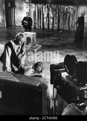 LAURENCE OLIVIER JEAN SIMMONS BASIL SYDNEY ET FELIX AYLMER ON Scène candide pendant le tournage du HAMEAU 1948 réalisateur LAURENCE OLIVIER Jouer William Shakespeare musique William Walton Two Cities films / Distributeurs de films généraux (GFD) Banque D'Images