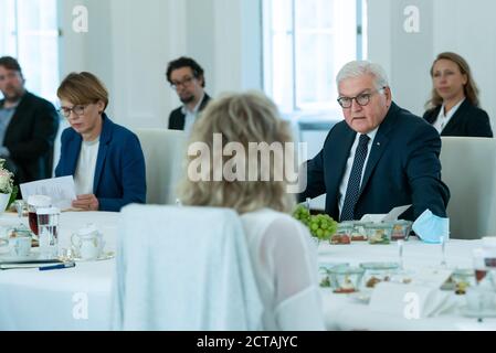 Berlin, Allemagne. 22 septembre 2020, Berlin: Le Président fédéral Frank-Walter Steinmeier (r) et sa femme Elke Büdenbender (l) s'assoient avec les participants à une table basse au Palais Bellevue. Depuis 2018, le président Steinmeier invite les citoyens à sa série de discussions « table basse » pour discuter avec eux et connaître leurs opinions et leurs points de vue. Credit: dpa Picture Alliance/Alay Live News Banque D'Images