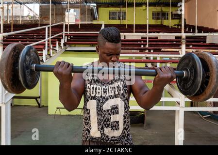 4 septembre 2019 : poids de levage de boxeur dans une salle de gym. La Havane, Cuba Banque D'Images