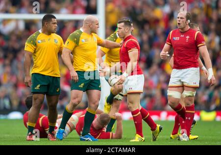 STEPHEN MOORE ET GARETH DAVIES SQUARE UP Australia v Wales Rugby World Cup 2015 Picture Credit : MARK PAIN / ALAMY Banque D'Images