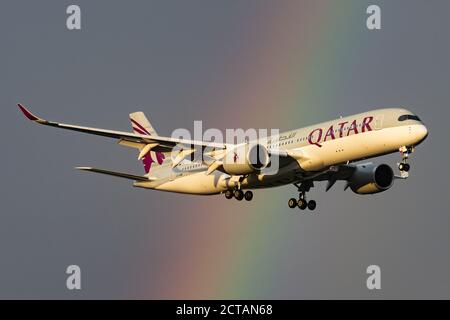 Airbus A350 A7-AMK de Qatar Airways passant par Rainbow à l'approche de l'aéroport de Perth, en Australie occidentale Banque D'Images