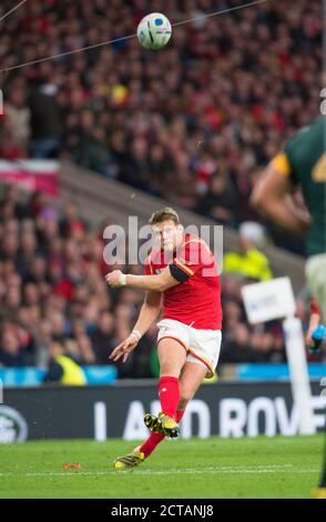 DAN BIGGAR DONNE UNE PÉNALITÉ 19-18 pays de Galles / Afrique du Sud quart final RWC 2015 IMAGE : MARK PAIN / ALAMY Banque D'Images