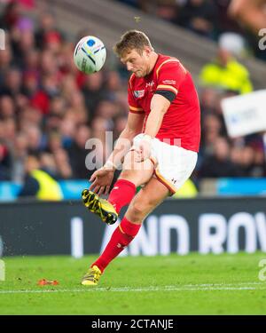 DAN BIGGAR DONNE UNE PÉNALITÉ 19-18 pays de Galles / Afrique du Sud quart final RWC 2015 IMAGE : MARK PAIN / ALAMY Banque D'Images