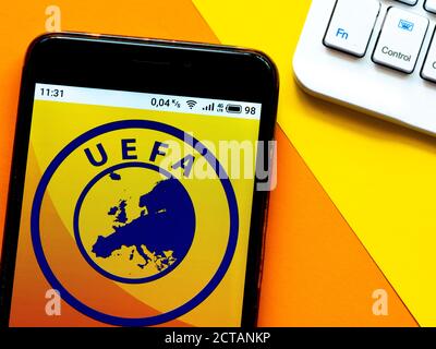 Dans cette photo, une Union des associations européennes de football (UEFA) est visible sur un smartphone Banque D'Images