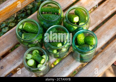 gros plan de cornichons dans un pot, préparation de concombres pour la conservation, préparation pour l'hiver. Banque D'Images