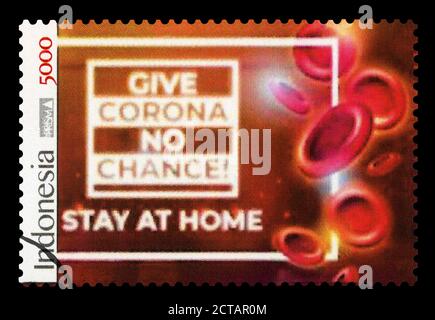 INDONÉSIE – VERS avril 2020 : timbre-poste imprimé en Indonésie montrant une image du panneau contre la pandémie de COvid-19, vers avril 2020. Banque D'Images