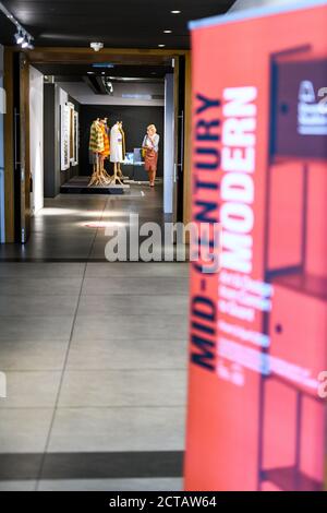 Samedi 19 septembre 2020. Édimbourg, Royaume-Uni. Visiteurs de l’exposition actuelle des Dovecot Studios “Mid-Century Modern: Art & Design de Conran à Quant”. Les visiteurs sont actuellement autorisés à visiter les restrictions de sécurité de Covid-19 en place et l'exposition se déroule jusqu'au 9 janvier 2021. L'exposition "Mid-Century Modern: Art & Design de Conran à Quant" présente le design, la mode et l'art d'un groupe de jeunes architectes, designers, photographes et artistes radicaux. Banque D'Images