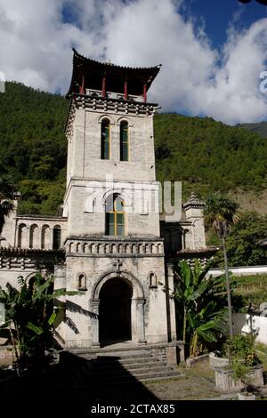 Église catholique de Cizhong, fleuve du Mékong supérieur (Lancang), province du Yunnan, Chine 25 octobre 2005 Banque D'Images