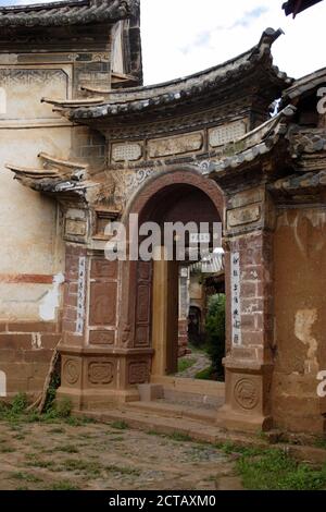 Porte décorée, vieille ville de Shaxi, province du Yunnan, Chine 11 octobre 2005 Banque D'Images
