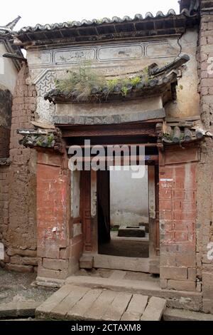 Porte décorée, vieille ville de Shaxi, province du Yunnan, Chine 11 octobre 2005 Banque D'Images