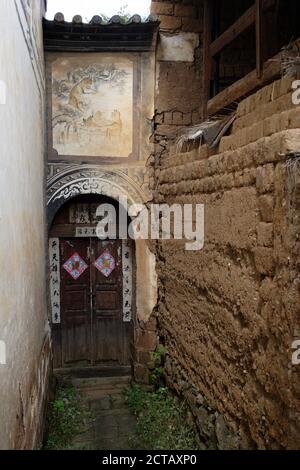 Porte décorée, vieille ville de Shaxi, province du Yunnan, Chine 11 octobre 2005 Banque D'Images