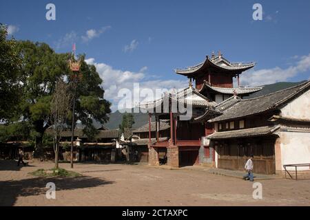 Place principale et théâtre, vieille ville de Shaxi, province du Yunnan, Chine 11 octobre 2005 Banque D'Images