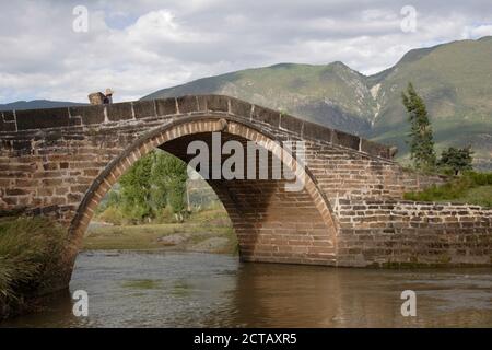 Pont en pierre voûté, vieille ville de Shaxi, province du Yunnan, Chine 11 octobre 2005 Banque D'Images