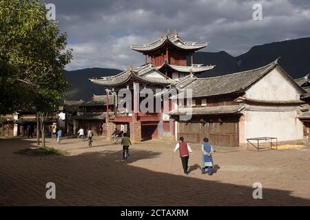 Place principale et théâtre, vieille ville de Shaxi, comté de Jianchuan, province du Yunnan, Chine 11 octobre 2005 Banque D'Images