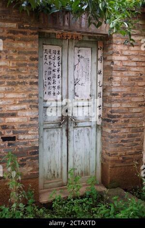 Porte avec peinture, vieille ville de Shaxi, province du Yunnan, Chine 11 octobre 2005 Banque D'Images