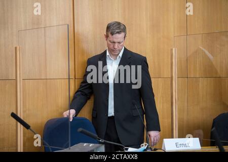 Francfort, Allemagne. 22 septembre 2020, Hessen, Francfort-sur-le-main: Le principal défendeur Stephan Ernst prend place dans la salle d'audience pour le début d'une autre session de son procès. Ernst aurait tiré sur sa terrasse, il y a un an, le président de district de North Hesse, Lübcke, parce que le politicien de la CDU avait fait campagne pour les réfugiés. Credit: dpa Picture Alliance/Alay Live News Banque D'Images