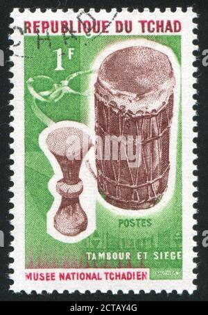 TCHAD - VERS 1965: Timbre imprimé par Tchad, montre tambour et tabouret, vers 1965 Banque D'Images