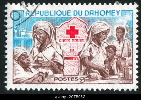 DAHOMEY VERS 1962: Timbre imprimé par Dahomey, montre les infirmières de la Croix-Rouge, et carte, vers 1962 Banque D'Images