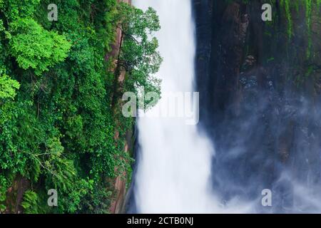 Superbe vue aérienne de la grande cascade dans un ravin tropical le matin de la pluie. Parc national de Khao Yai, Thaïlande, site classé au patrimoine mondial de l'UNESCO. Banque D'Images