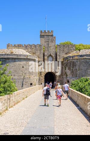 Les touristes entrant dans la cité médiévale de Rhodes porte Amboise Château, la vieille ville de Rhodes, l'île de Rhodes, Grèce Banque D'Images