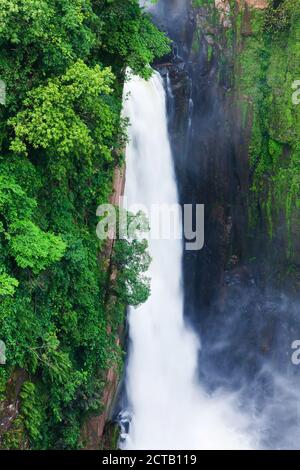 Superbe vue aérienne de la grande cascade dans un ravin tropical le matin de la pluie. Parc national de Khao Yai, Thaïlande, site classé au patrimoine mondial de l'UNESCO. Banque D'Images