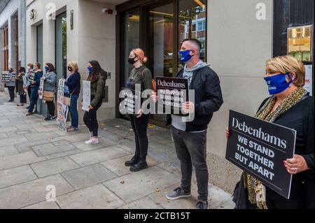 Cork, Irlande. 22 septembre 2020. Ce matin, près de 35 anciens travailleurs et partisans de Debenhams ont protesté devant les bureaux du liquidateur de la société, KPMG, pour tenter de forcer le liquidateur à augmenter son offre de licenciement. KPMG avait offert 1 million d'euros aux travailleurs dans tout le pays, mais a retiré cette offre lorsqu'elle a réalisé que les travailleurs avaient refusé cette offre. Les ex-travailleurs affirment que Debenhams a des actions d'une valeur de 4,9 millions d'euros dans son magasin Patrick Street, Cork et de 3,7 millions d'euros dans le magasin Tralee. La manifestation de Cork s'inscrit aujourd'hui dans le cadre d'une action à l'échelle du pays. Crédit : AG News/Alay Live News Banque D'Images