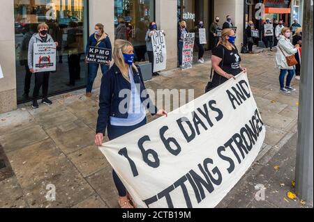 Cork, Irlande. 22 septembre 2020. Ce matin, près de 35 anciens travailleurs et partisans de Debenhams ont protesté devant les bureaux du liquidateur de la société, KPMG, pour tenter de forcer le liquidateur à augmenter son offre de licenciement. KPMG avait offert 1 million d'euros aux travailleurs dans tout le pays, mais a retiré cette offre lorsqu'elle a réalisé que les travailleurs avaient refusé cette offre. Les ex-travailleurs affirment que Debenhams a des actions d'une valeur de 4,9 millions d'euros dans son magasin Patrick Street, Cork et de 3,7 millions d'euros dans le magasin Tralee. La manifestation de Cork s'inscrit aujourd'hui dans le cadre d'une action à l'échelle du pays. Crédit : AG News/Alay Live News Banque D'Images