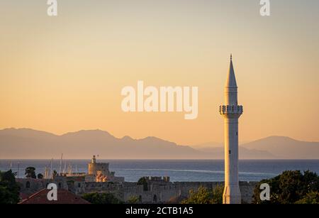 Coucher de soleil sur la vieille ville de Rhodes minaret de la mosquée Ibrahim Pasha à Rhodes, Grèce Banque D'Images