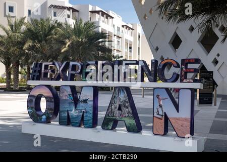 Panneau "Experience Oman" devant Kempinski Hotel à Al Mouj, The Wave, Muscat, Sultanat d'Oman. Banque D'Images