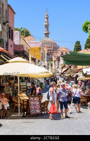 La rue commerçante touristique de Socratous, surplombée par la mosquée de Suleiman, la ville de Rhodes, l'île de Rhodes, le Dodécanèse, la Grèce Banque D'Images