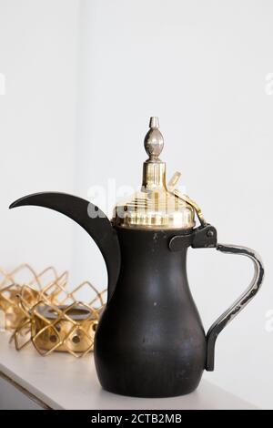 Une cafetière en noir et or dans un restaurant luxueux servant des plats koweïtiens traditionnels. Banque D'Images