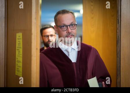 Francfort, Allemagne. 22 septembre 2020, Hessen, Francfort-sur-le-main: Dieter Killmer, procureur général à la Cour suprême fédérale, entre dans la salle d'audience avant le procès du meurtre du politicien Walter Lübcke. Le principal accusé, S. Ernst, aurait tiré sur sa terrasse, il y a un an, le président du district de North Hessian Lübcke, parce que le politicien de la CDU avait préconisé des réfugiés. Credit: dpa Picture Alliance/Alay Live News Banque D'Images