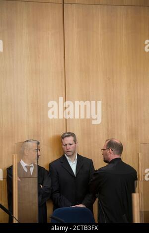 Francfort, Allemagne. 22 septembre 2020, Hessen, Francfort-sur-le-main: Le principal défendeur Stephan Ernst (M) s'adresse à ses avocats de la défense Mustafa Kaplan (l) et Jörg Hardies (r) dans la salle d'audience. Le principal défendeur S. Ernst aurait tiré sur sa terrasse, il y a un an, le président du district de North Hessian Lübcke, parce que le politicien de la CDU avait défendu les réfugiés. Credit: dpa Picture Alliance/Alay Live News Banque D'Images