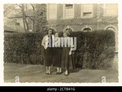 Photographies des infirmières de l'époque des années 1950 en uniforme, infirmières hors service, amis, posant pour une photographie ensemble à l'extérieur dans les terrains de l'hôpital, hébergement des infirmières, Royaume-Uni vers 1955 Banque D'Images