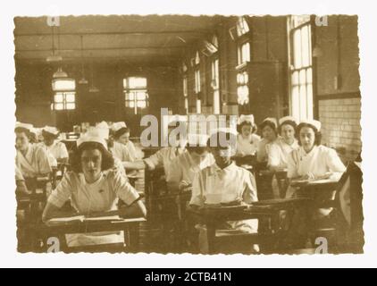 Photographies des infirmières de l'époque des années 1950 qui suivent des leçons de théorie, de formation des infirmières, aux bureaux d'un hôpital, au Royaume-Uni vers 1955 Banque D'Images