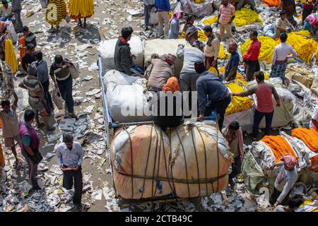 Kolkata, Inde - 2 février 2020: Des personnes non identifiées livre de nouveaux paquets avec des fleurs marigold par camion au marché aux fleurs de Mallick Ghat Banque D'Images