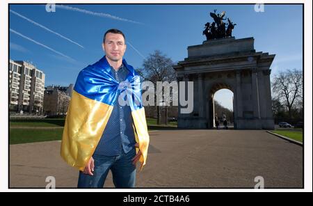 World Heavyweight Boxing Champion Wladimir Klitschko à Londres. Il porte une épingle ukrainienne sur son collier. Crédit photo : © MARK PAIN / ALAMY Banque D'Images