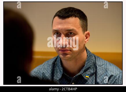 World Heavyweight Boxing Champion Wladimir Klitschko à Londres. Il porte une épingle ukrainienne sur son collier. Crédit photo : © MARK PAIN / ALAMY Banque D'Images