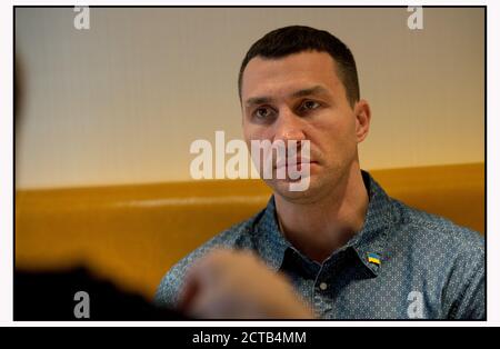 World Heavyweight Boxing Champion Wladimir Klitschko à Londres. Il porte une épingle ukrainienne sur son collier. Crédit photo : © MARK PAIN / ALAMY Banque D'Images